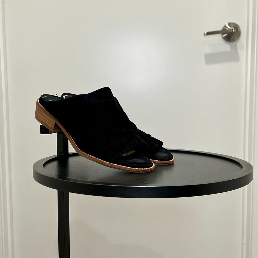 Sofft - Open Toe "Netta" Mule in Suede Size 7.5 - Black